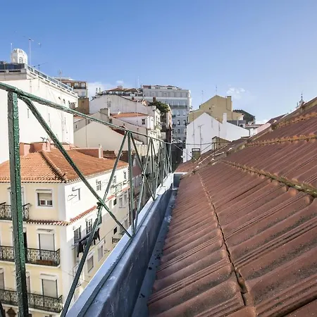 Cosy Flat In Bica Funicular Street Apartman