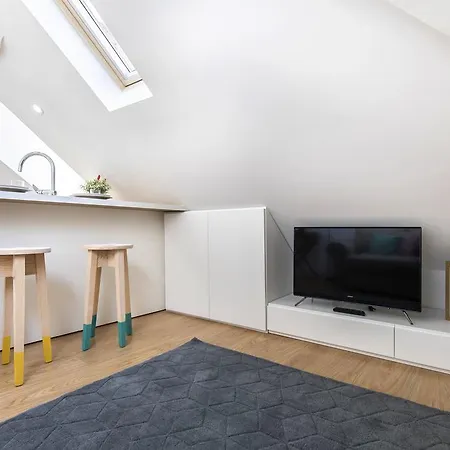 Cosy Flat In Bica Funicular Street Apartman