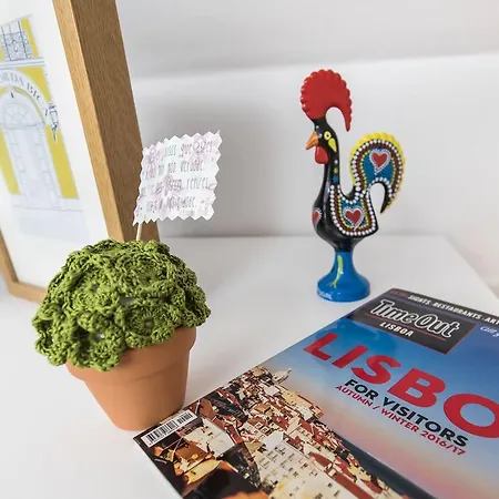 Cosy Flat In Bica Funicular Street * Lissabon